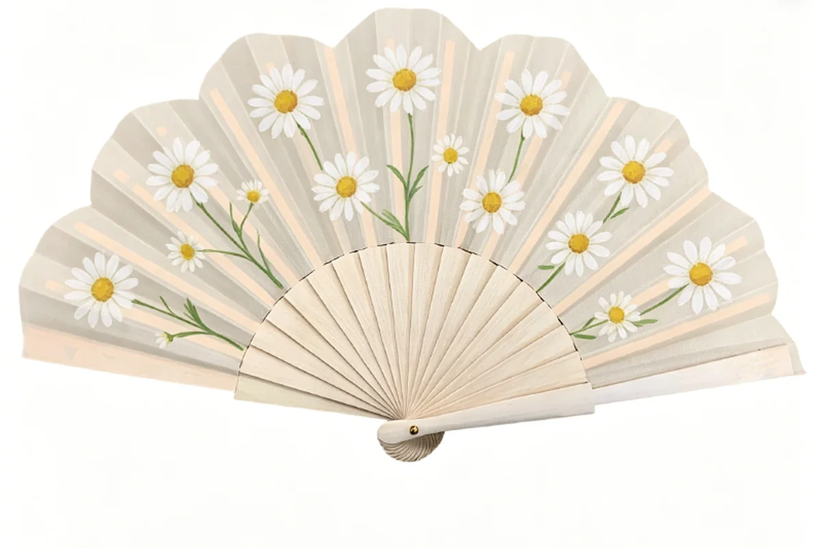 Scalloped folding fan decorated with white daisies.