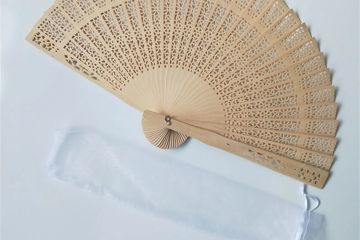 Reusable Folding Fans: Materials, Care and Environmental Claims